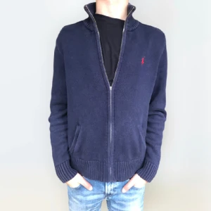 Ralph lauren full zip - Ritkigt fet full zip från Ralph lauren🌟 rätt najs skick utom att dragkedjan e sönder(se bild) men detta påverkar inte användningen💫 passar XS.  Modellen är 171  Skriv vid frågor eller funderingar✅