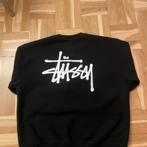 Stussy crewneck - Köpte denna stussy crewneck på plick, jätte bra kvalite och är skitsnygg hör av dig ifall du är intresserad:) (bilderna är lånade)