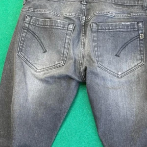 Dondup jeans - Säljer dessa fina dondup jeans i en riktigt schysst svart/grå färg. Storleken på jeansen är 33. Lite slitningar överallt på jeansen som en detalj, inte en deffekt. Nypris: 3300. Skriv för fler frågor eller bilder.