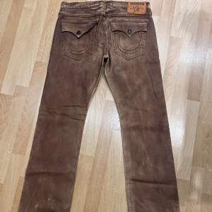Extremt unika true religion jeans materialet på dom är typ som waxed denim storleken på byxorna är W33 L32 på lappen är storleken 36
