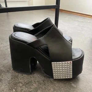 Demonia plattform sandals - Gott skick! Kan mötas upp i Stockholms-området. 