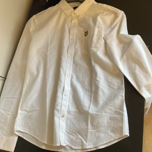 Lyle and scott skjorta - Säljer denna Lyle and scott skjorta| anledning använder inte Längre. Skick på tröjan 10-10 helt oanvänd storlek 15-16 år beror också på längden om du är mellan 170-179 borde den passa perfekt