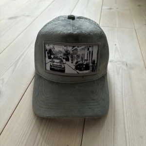 Velvet Keps - Emilio Pendenza - Kepsen är använd max 2 gånger så den är i princip i nyskick!  Nypris är 550kr  Vid frågor är det bara att skicka ett meddelande!