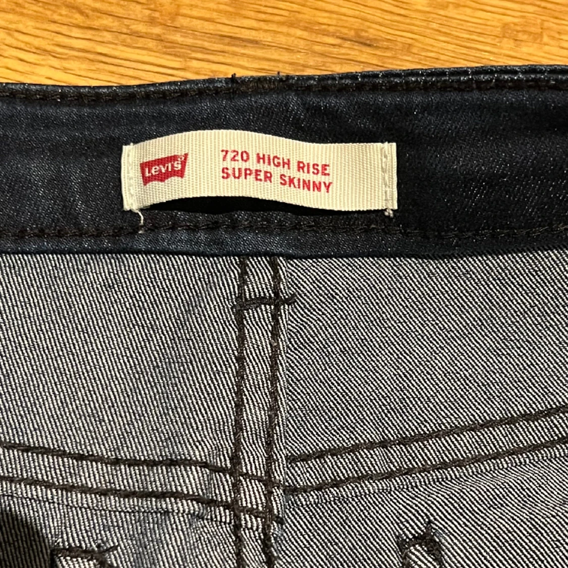 Ett par mörkblåa jeans från Levis , i modellen 720 High rise super skinny - 91