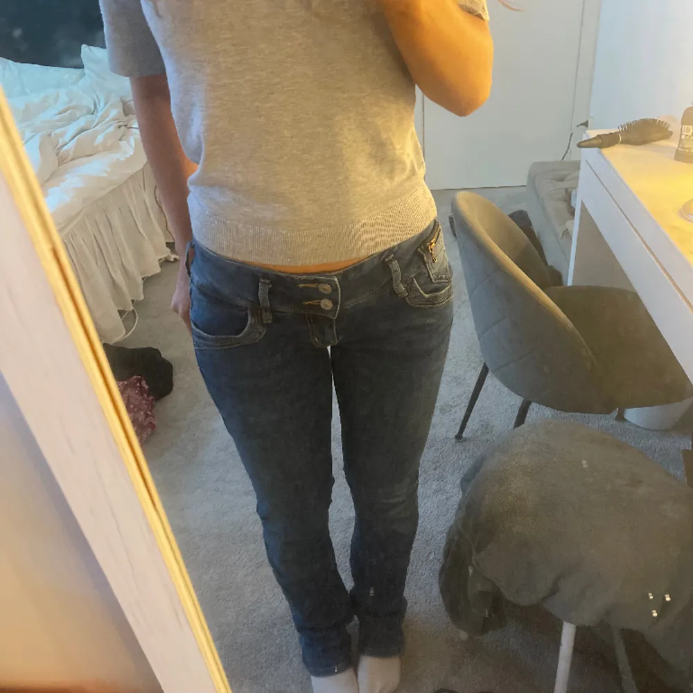 super coola ltb jeans som tyvärr inte passar mig i längden!! använd fåtal gånger, jag är ca 166!!! 💗💗skosnöret är för att få de tightare vid höften, kan tas bort!!!!!!. Jeans & Byxor.