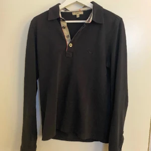 Burberry Tröja - Säljer en sjukt fräsch långärmad burberry piké i utmärkt skick. Riktigt stilren och passar till allt. Pris går att diskutera, vid frågor är det bara hoppa in i dm🌟