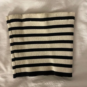 Zara topp  - Randig tubtopp från zara, finns inte kvar på hemsidan! Kom privat för egna bilder🩷