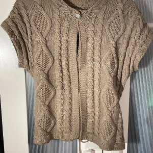 Kofta - Säljer denna jättefina kofta ja köpte på zara🩷 jättebra skick och inga defekter, den har lite snörning bak som är jättefint och för att den går lite med kroppen🪩 ljusbrun🌸skriv om ni undrar något eller för bilder🩷 stl M fast den är som S!!🌸 