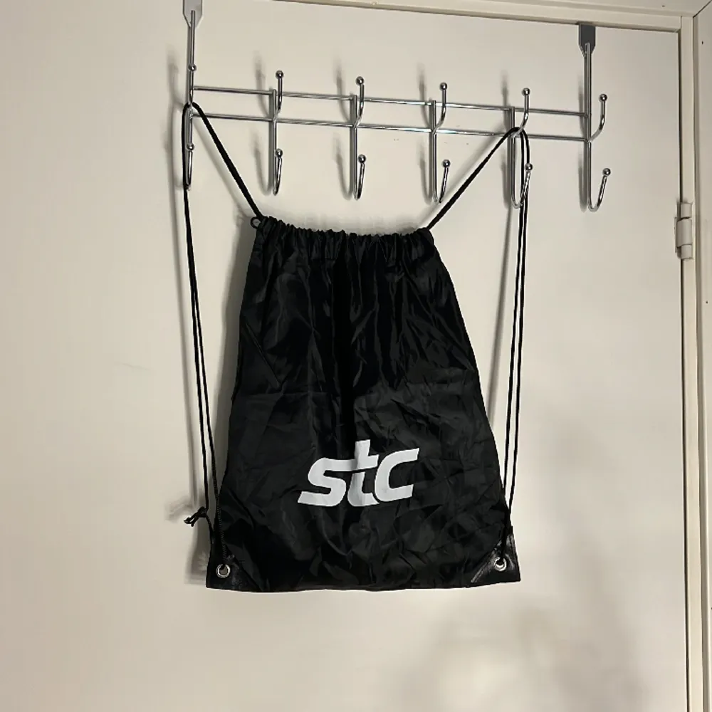 En bra gympapåse från STC som är använd en gång. Perfekt till gymmet eller till idrotten i skolan. Bra skick.  🤩🤩🤩. Väskor.