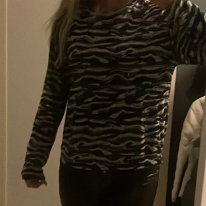 Tröja  - Snygg tröja med coolt mönster! Mycket bra skick 
