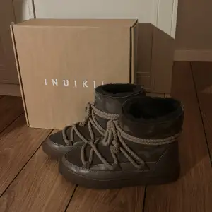 Säljer mina jättefina inuikii skor!🙏🏼 De har inga defekter och har nästan aldrig kommit till användning💝 Säljer med boxen!