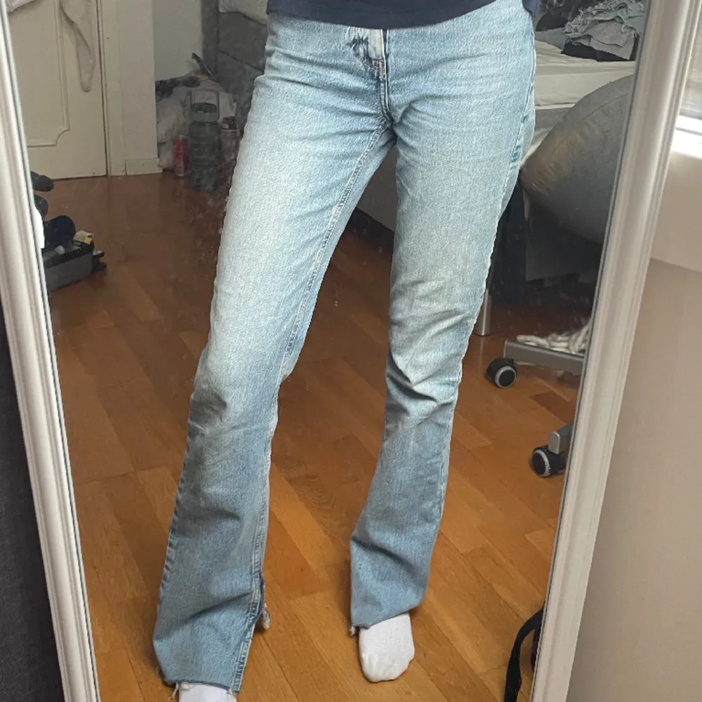 Super snygga jeans från zara i storlek 32, men skulle säga att de även passar 34. Liten slits nere vid foten 💓. Jeans & Byxor.