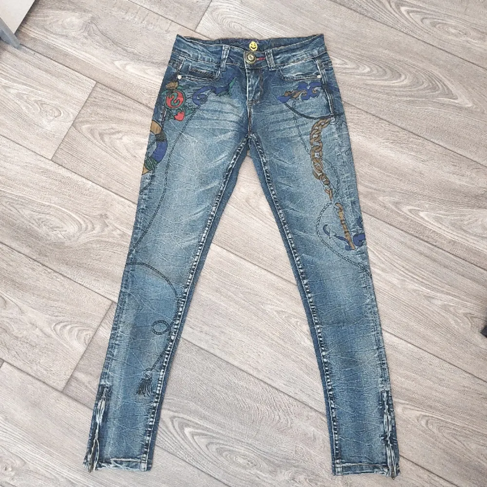 Så snygga och unika jeans från märket Desigual, storlek 24. För fler bilder skriv gärna 💕. Jeans & Byxor.