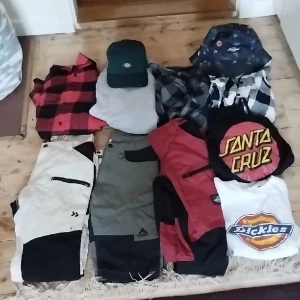 Massa fritids/epa kläder! - En massa använda fritids och epa kläder, vinröda byxorna och dickies tisshjan är Womens, men skulle nog säga Unisex ändå! Allt för 1000:-, det mesta är Medium och Small, skriv för priser separat!