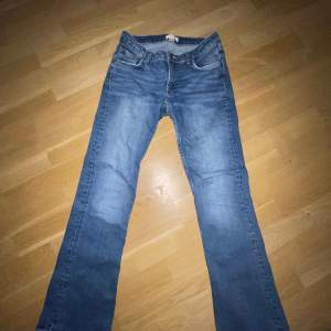 Mid waisted jeans från Gina tricots barnavdelning. Storlek 164 men skulle säga att dom passar S. Använd gärna köp nu knappen