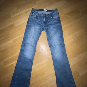 Jeans - Mid waisted jeans från Gina tricots barnavdelning. Storlek 164 men skulle säga att dom passar S. Använd gärna köp nu knappen