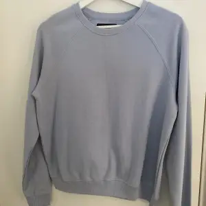 Ljusblå sweatshirt, aldrig använd, storlek xs men passar även en S 