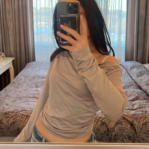 Off shoulder tröja  - Säljer denna tröja med off shoulder på ena axeln. Skicket är som ny och inga defekter finns. Kontakta mig vid frågor💞