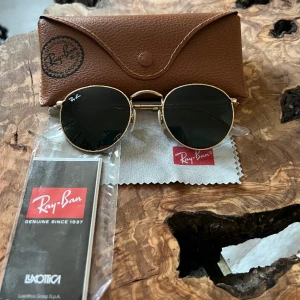 Rayban round metal - Solglasögon från rayban i modellen round metal. Sparsamt använda, nypris 1820kr.