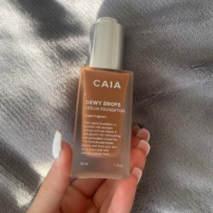Caia bronzer drops - dewy drops från caia! perfekt som bronzer eller blanda med sin ansiktskräm! knappt använd endast testad  