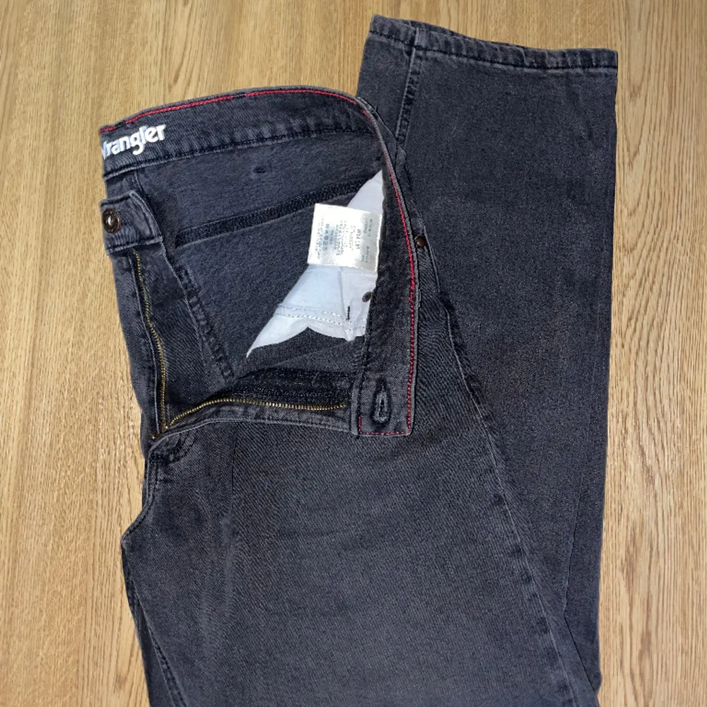 Gråa Straight wrangler lee jeans W34 L30, Skick 8/10. Köpta för 699kr säljer för 299kr. Säljer eftersom att jag har bytt stil. Tveka inte för att skriva vid frågor✅. Jeans & Byxor.
