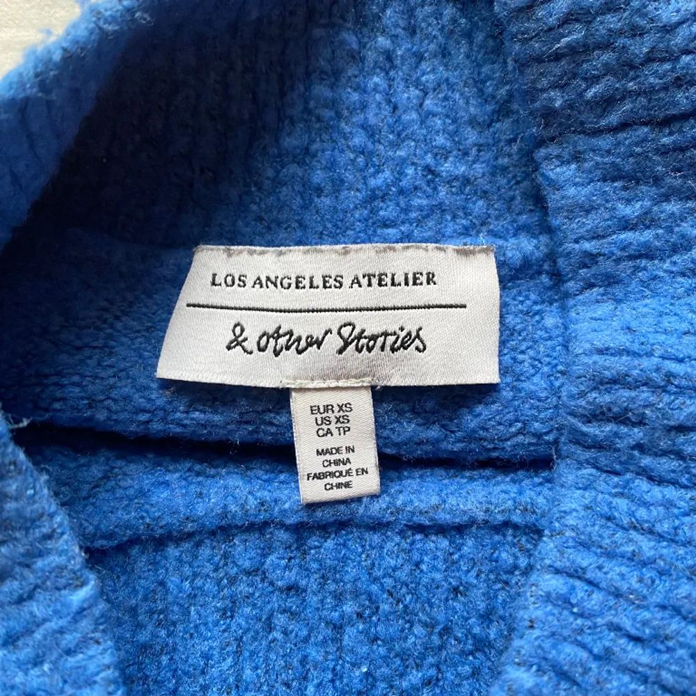 Säljer denna blåa stickade tröjan från &otherstories! ❣️ Säljs billigt då den är väldigt nopprig ❣️ // använd gärna köp nu!. Tröjor & Koftor.