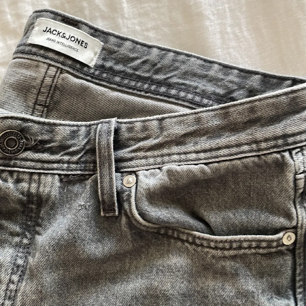 Grå jeans från Jack&Jones  Modell loose/chris W 31  L 32 Skick 9/10 använda fåtal gånger . Jeans & Byxor.