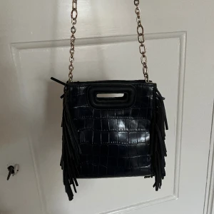 Maje väska  - Superfin maje väska i den minsta storleken! Den är mörkblå och i superfint skick, pris går att diskutera. 