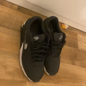Nike air Max 90  - Köpte fel storlek pga därför jag säljer dom använda Max 5 ggr 