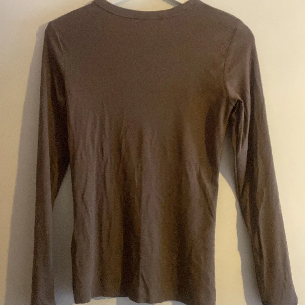 En fin, brun, tun långärmad tröja som är i super skönt material. Köpt på HM för 1år sedan och har bara används några gånger, är därför i bra skick. Storlek M.. Tröjor & Koftor.