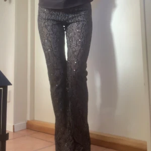 Glittriga paljett byxor zara  - Helt nya! Har både i strl S & M då jag köpte båda för att se passform. På bilderna bär jag M och är ca 176. Perfekt till fest, så snygga 🔥🔥nypris 559kr.  skriv vid frågor 