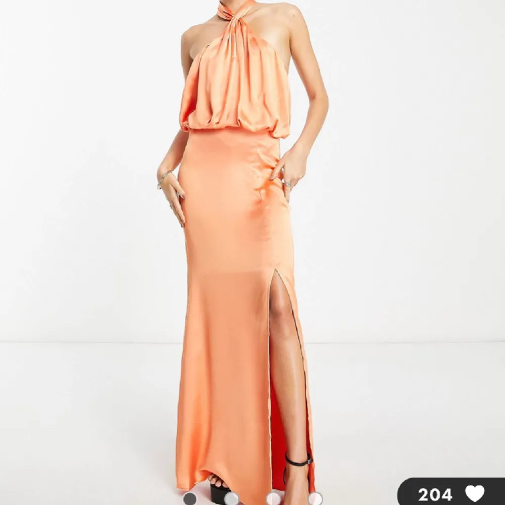 Säljer denna super fina bal klänningen från Asos då den inte passade mig, och kunde ej skicka tillbaka den så där av säljer jag den!🧡 Köpt för 1250 kr!!!. Klänningar.