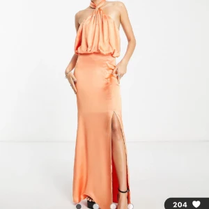 Balklänning  - Säljer denna super fina bal klänningen från Asos då den inte passade mig, och kunde ej skicka tillbaka den så där av säljer jag den!🧡 Köpt för 1250 kr!!!