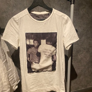 Limitato t shirt  - Väldigt snygg limitato t shirt 9/10 skick använd fåtal gånger ny pris 1800