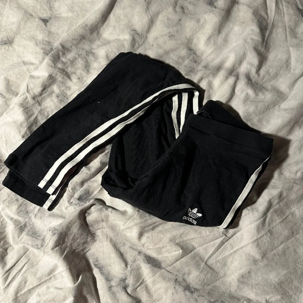 Adidas byxor som inte kommer till användning. Storlek xs. Jeans & Byxor.