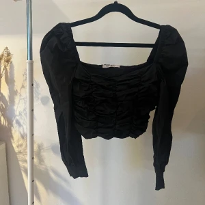 Svart blus/topp - Helt ny, säljer då den är för liten för mig. 