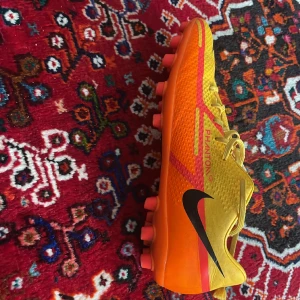 Fotbollsskor - Storlek 41 Nya