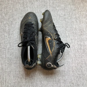 Nike mercurial vapor 14 Elite - Nike mercurial vapor 14 Elite FG shadow.  Använda 1 månad i slutet av höstsäsongen, 8,5/10 i skick.! 