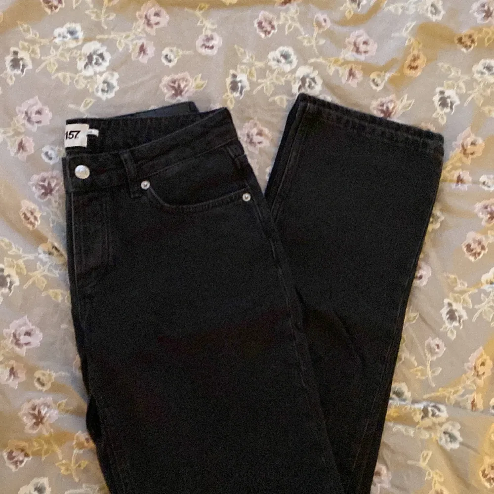 Säljer dessa lågmidjade jeans från lager 157 i storlek S. Originalpris är 400kr, mitt pris är 100kr🙂. Jeans & Byxor.