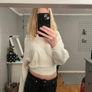 Stickad tröja med rosett  - Heeej! Jag säljer min stickade tröja från Gina eftersom att jag inte använder den längre och den är i gott skick. Den har stolek S och jag är 174 cm lång. Säljer den för 100 kr och köpare står för frakt(100+frakt) Skriv privat för fler bilder!❤️