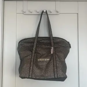Större väska i glittrig brun färg från Victoria’s Secret🤍 Aldrig kommit till användning och lappen sitter fortfarande kvar🤍