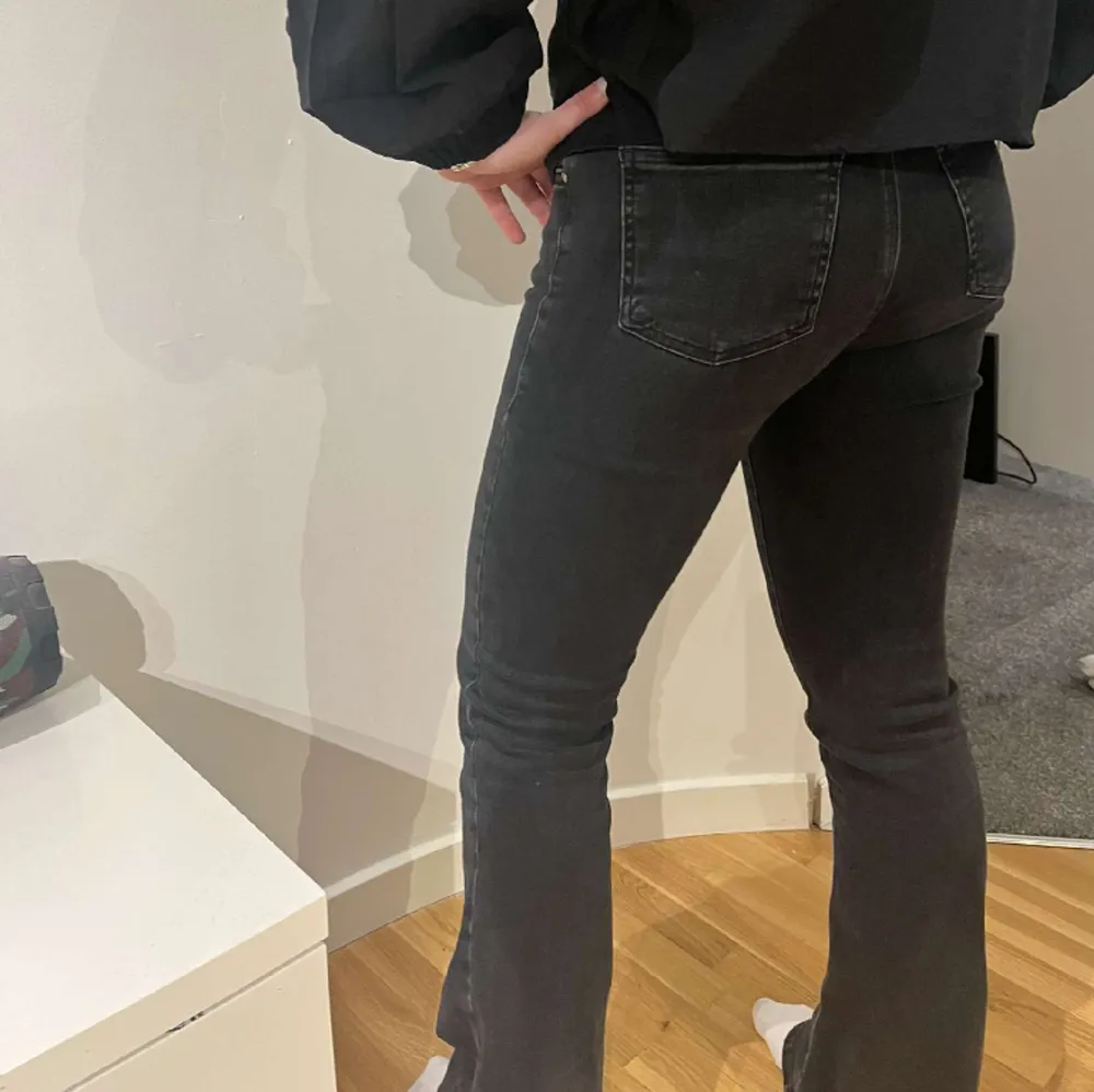 säljer dessa fina lågmidjade jeansen från bikbok som är nästan helt oandvända, passar bra på någon som är 163/166 cm.❤️. Jeans & Byxor.