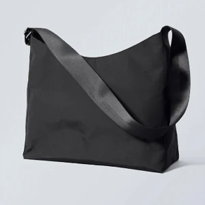 Weekday carry bag - Svart carry bag från Weekday. Använd ett fåtal gånger. Original pris:400kr Säljer för 250kr, pris kan diskuteras. 