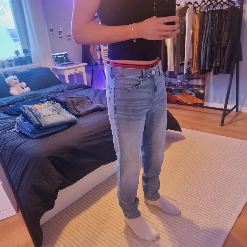 Tapered jeans i storlek 32/32 från H&M . Jeans & Byxor.