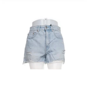 Jeansshorts - Ljusblå jeansshorts från Stradivarius. Använda ett fåtal gånger!