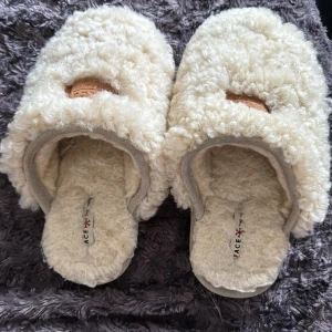 Fluffiga tofflor  - Jättemysiga innetofflor tyvärr är dom lite för små för mig därför kommer dom inte till andvändning. Ganska använda. 