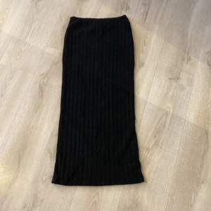 En lång svart kjol från Shein. Aldrig använt så nytt skick. Storlek S💗