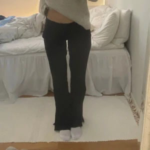 Lågmidjade kostymbyxor - Säljer då dom är för små💞 från bikbok men i den gamla modellen med slits längst ner