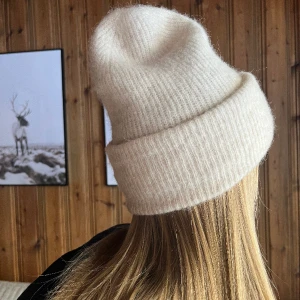 Vit mössa  - Säljer min vita mössa i ullmix (32% alpackaull), använd 1 gång, säljer för 300kr men pris kan diskuteras vid snabb affär 🤍