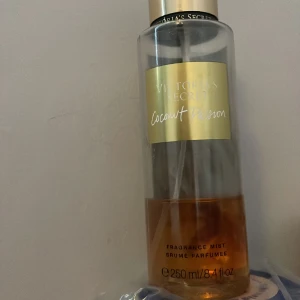 Victoria Secret body mist - Säljer denna då jag köpt en ny. Den är väldigt använd och då det är mindre ön hälften kvar sp säljer jag billigt.Nypris 279kr säljer för 65kr.